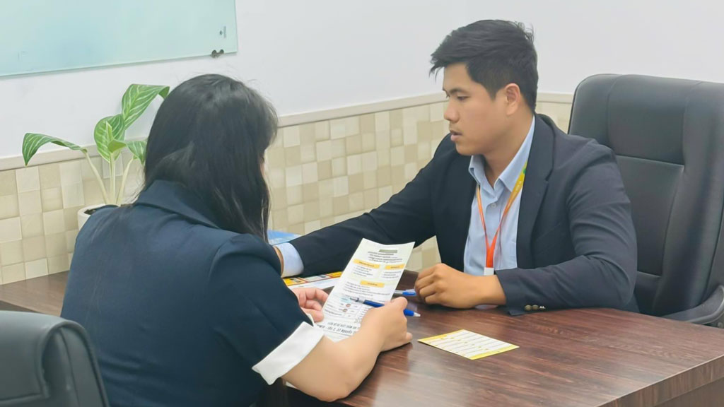 Chuyên gia Minh Tân và khách hàng đang thao tác nộp phiếu đề nghị tra cứu mã định danh bất động sản